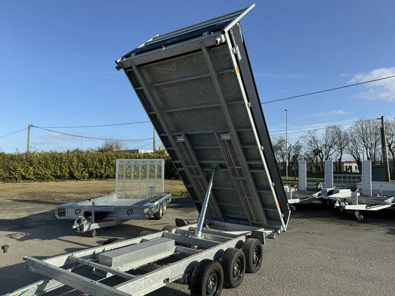 Trois semi-remorques bennes de 3 × 1 800 kg (3,5 t) agri-tract