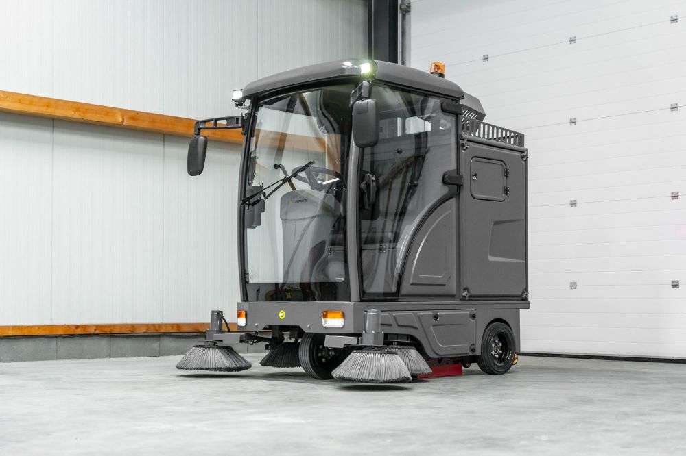 Balayeuse autoportée Clean Master Xtreme - 18000 m²/h agri-tract