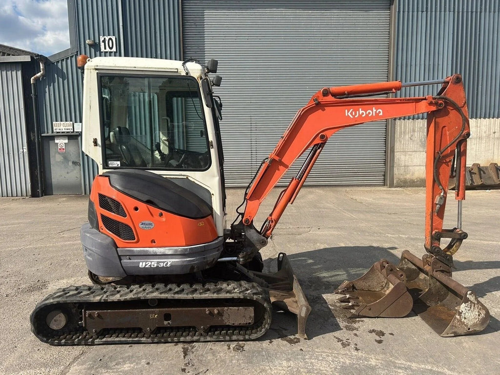 Kubota U25-3 + Martelo Hidráulico + 3 Caçambas – 2,6T agri-tract