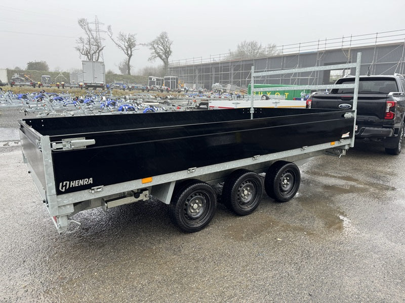 Trois semi-remorques bennes de 3 × 1 800 kg (3,5 t) agri-tract
