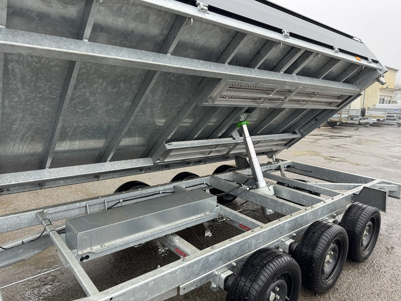 Trois semi-remorques bennes de 3 × 1 800 kg (3,5 t) agri-tract
