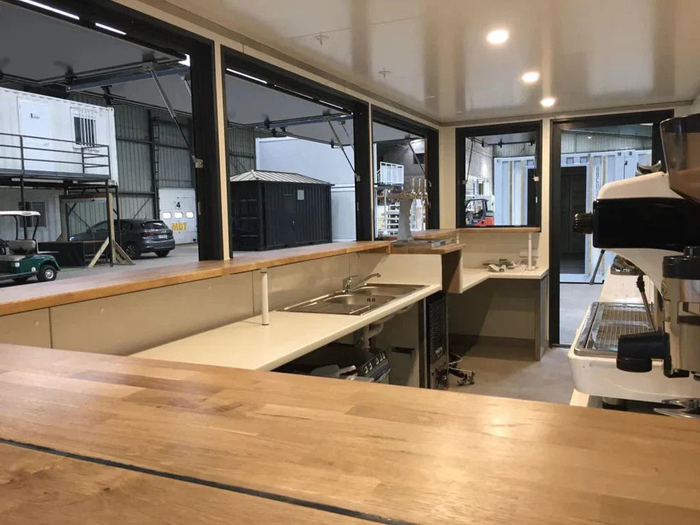 Conteneur de 6 mètres (20 pieds) abritant un café, au design très épuré agri-tract